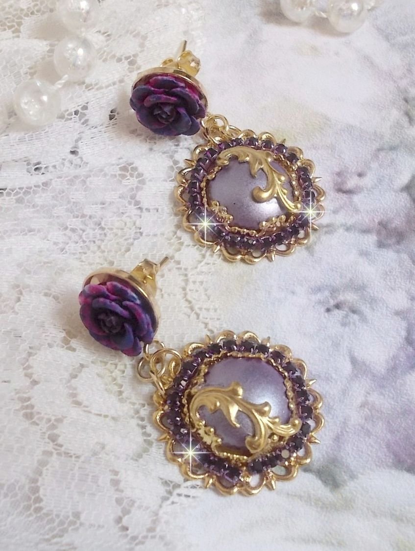 BO Illusions Merveilleuses créées avec des cabochons mauve en verre, des entretoises dorées et strassées de couleur Améthyste, estampes filigranées, clous d'oreilles dorées