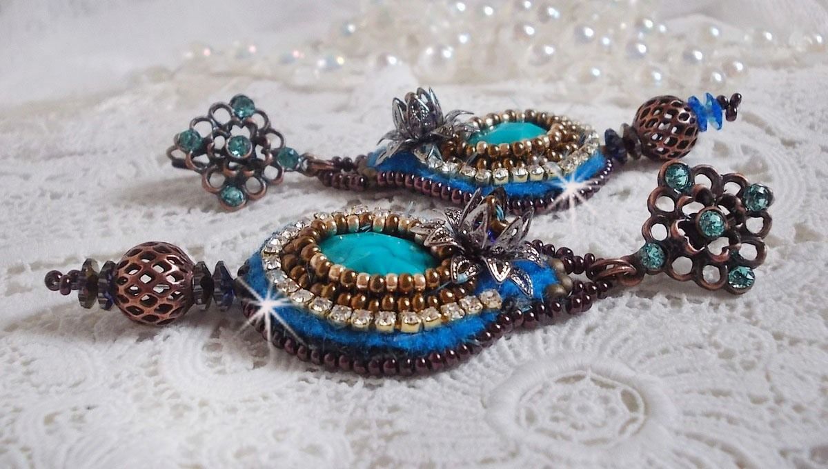 BO Ilycia Charming embroidered with two faceted cabochons green turquoise and Swarovski crystals