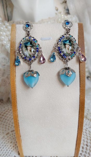 BO Infiniment Bleut&eacute; cr&eacute;&eacute;es avec cabochons verres, perles facett&eacute;es et perles Cristal Swarovski.