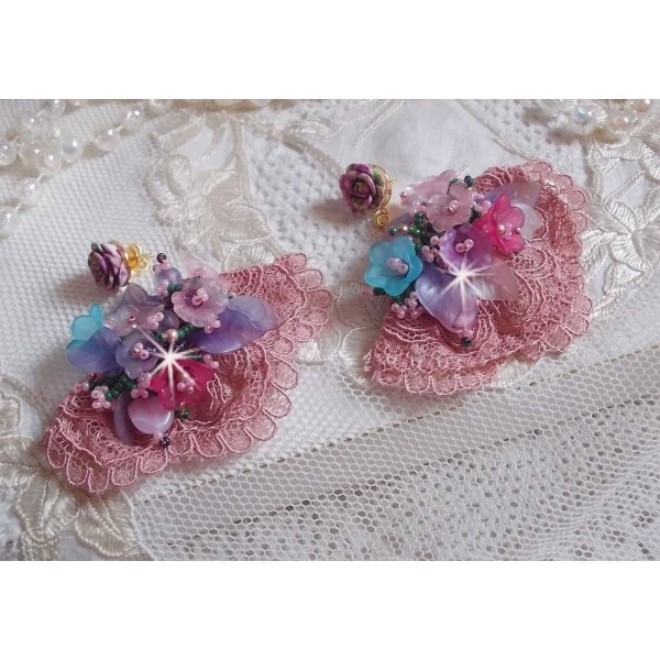 BO Jardin Po&eacute;tique brod&eacute;es sur une belle dentelle rose Antique avec des fleurs lucites et des rocailles