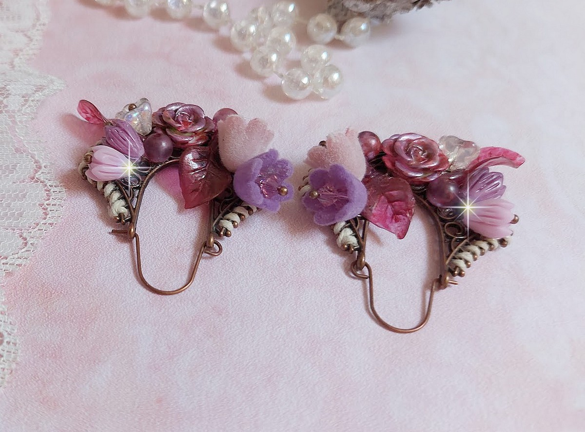 BO Jouvence créées avec fleurs clochettes, boutons de roses sauvages, orchidées, feuilles, perles rondes et cristaux dans les couleurs Violet, Rose, Cristal et Fuchsia. Montées sur boucles lune