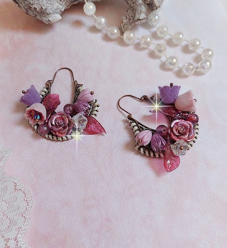 BO Jouvence créées avec fleurs clochettes, boutons de roses sauvages, orchidées, feuilles, perles rondes et cristaux dans les couleurs Violet, Rose, Cristal et Fuchsia. Montées sur boucles lune