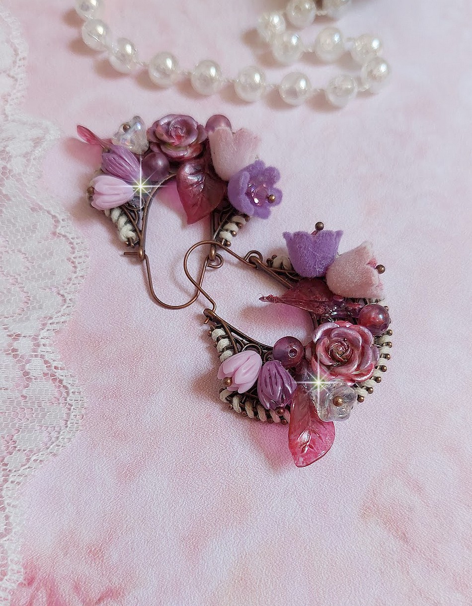 BO Jouvence créées avec fleurs clochettes, boutons de roses sauvages, orchidées, feuilles, perles rondes et cristaux dans les couleurs Violet, Rose, Cristal et Fuchsia. Montées sur boucles lune