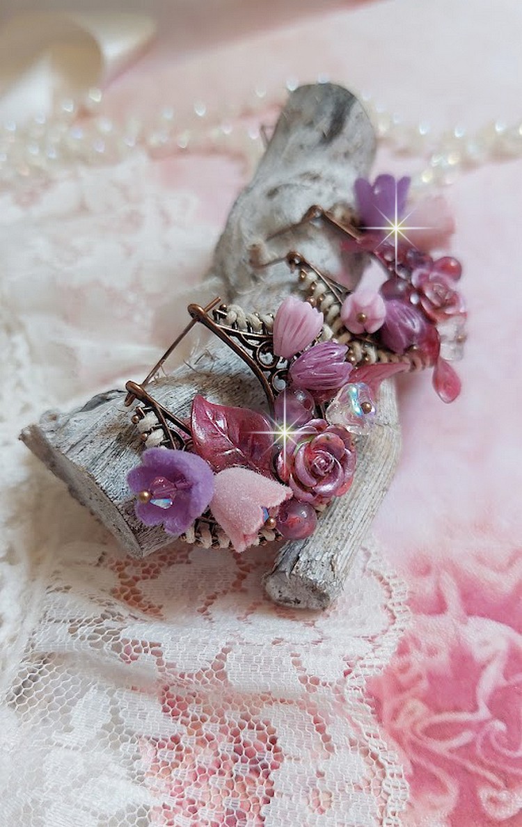 BO Jouvence créées avec fleurs clochettes, boutons de roses sauvages, orchidées, feuilles, perles rondes et cristaux dans les couleurs Violet, Rose, Cristal et Fuchsia. Montées sur boucles lune