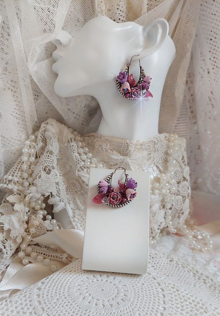 BO Jouvence créées avec fleurs clochettes, boutons de roses sauvages, orchidées, feuilles, perles rondes et cristaux dans les couleurs Violet, Rose, Cristal et Fuchsia. Montées sur boucles lune