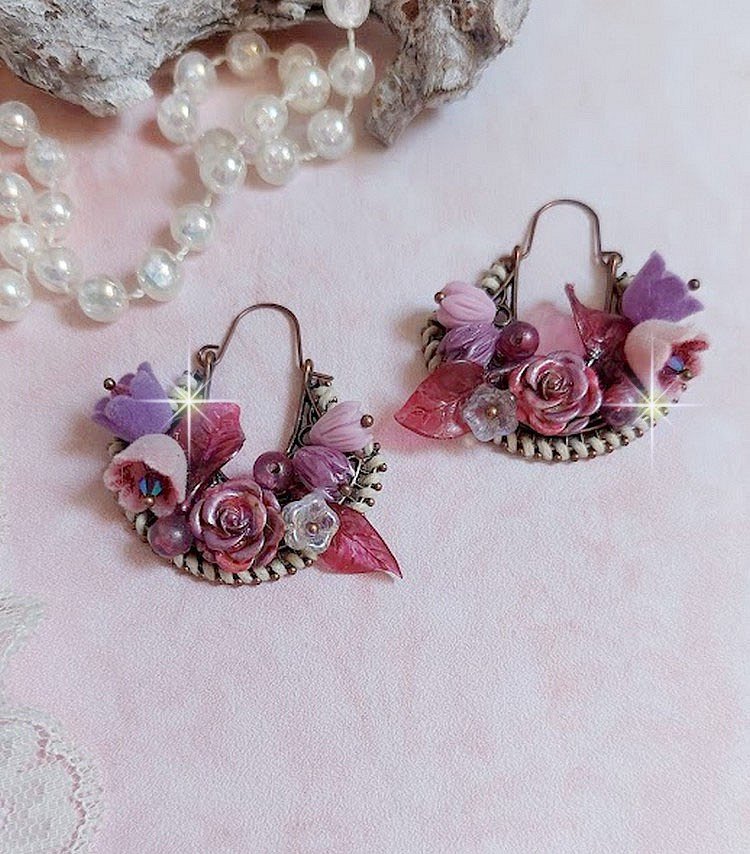 BO Jouvence créées avec fleurs clochettes, boutons de roses sauvages, orchidées, feuilles, perles rondes et cristaux dans les couleurs Violet, Rose, Cristal et Fuchsia. Montées sur boucles lune