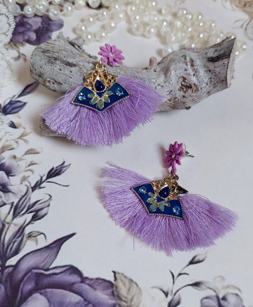 BO Lilas mont&eacute;es avec des pompons, pinces demi-lune, breloques &eacute;maill&eacute;es et puces m&eacute;tal