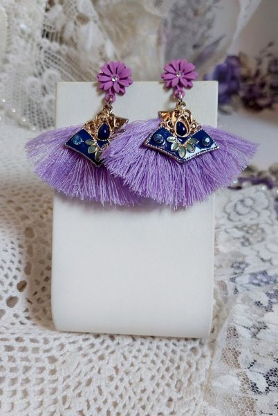 BO Lilas mont&eacute;es avec des pompons, pinces demi-lune, breloques &eacute;maill&eacute;es et puces m&eacute;tal