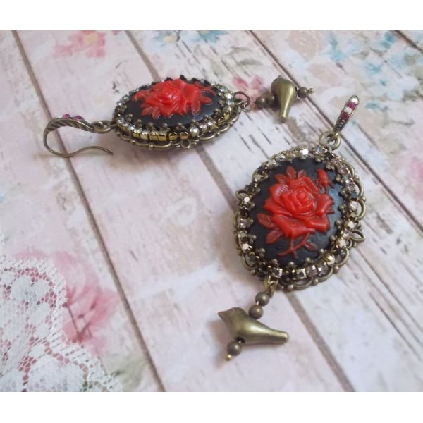 BO Loly Roses created with resin cabochons, a rhinestone chain in Crystal with bronze accessories