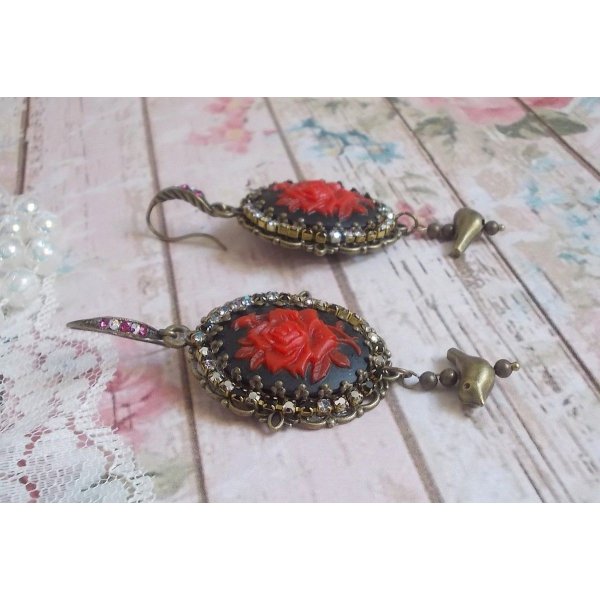 BO Loly Roses created with resin cabochons, a rhinestone chain in Crystal with bronze accessories