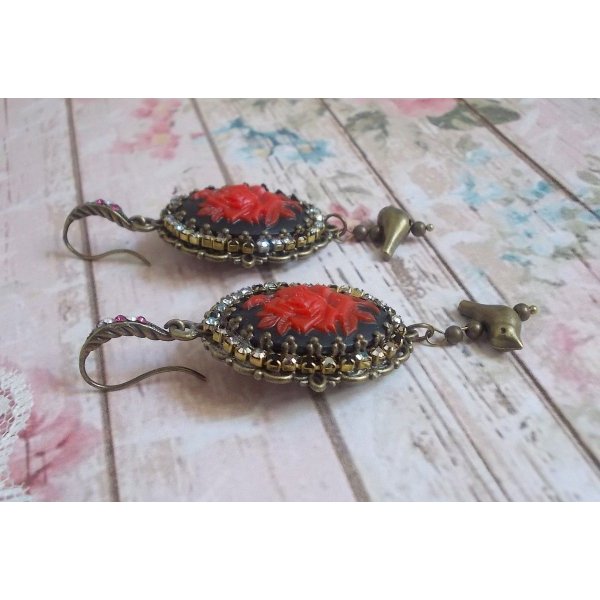 BO Loly Roses created with resin cabochons, a rhinestone chain in Crystal with bronze accessories