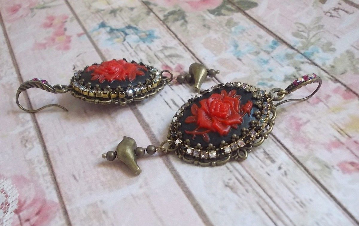 BO Loly Roses created with resin cabochons, a rhinestone chain in Crystal with bronze accessories
