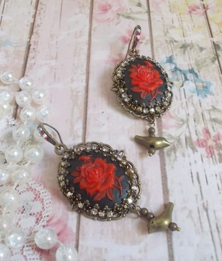 BO Loly Roses created with resin cabochons, a rhinestone chain in Crystal with bronze accessories