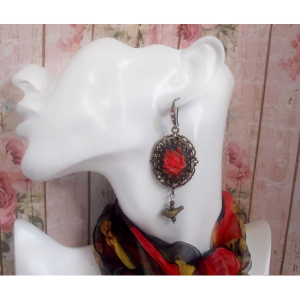 BO Loly Roses created with resin cabochons, a rhinestone chain in Crystal with bronze accessories