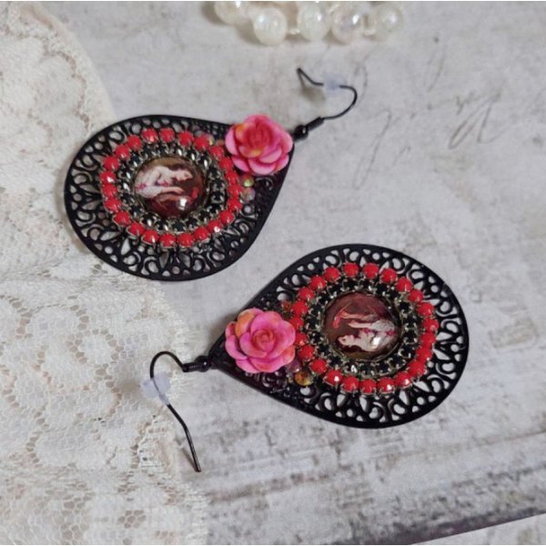 BO Look Coco created with magnifying glass cabochons representing a woman with her parrot, black filigree pendants, glass and resin beads