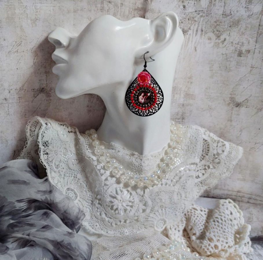 BO Look Coco created with magnifying glass cabochons representing a woman with her parrot, black filigree pendants, glass and resin beads