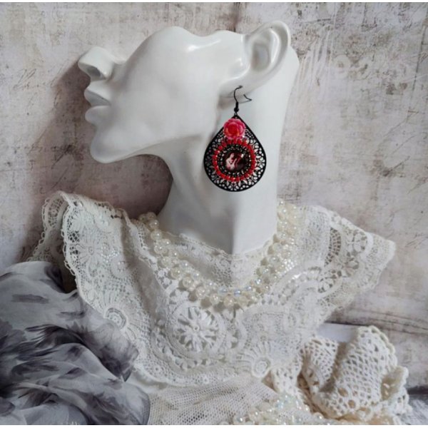 BO Look Coco created with magnifying glass cabochons representing a woman with her parrot, black filigree pendants, glass and resin beads