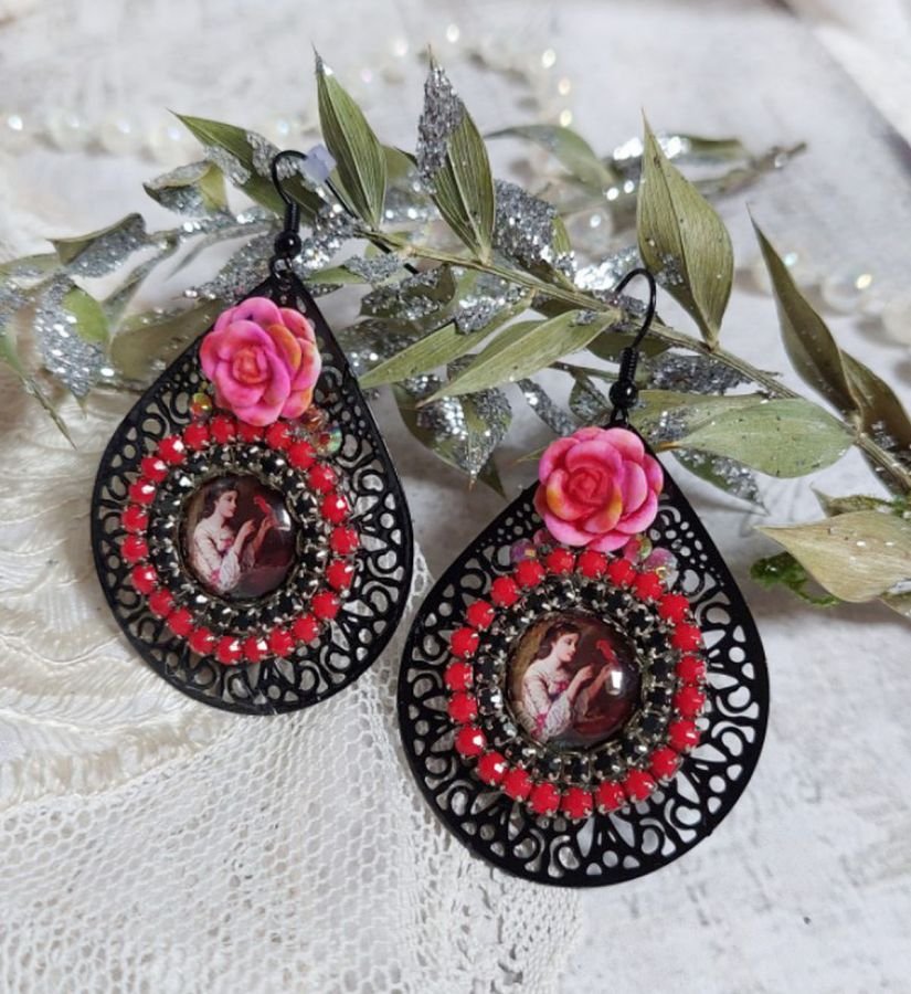 BO Look Coco created with magnifying glass cabochons representing a woman with her parrot, black filigree pendants, glass and resin beads