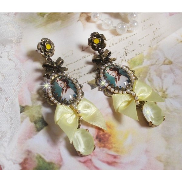 BO Princess look created with cabochons representing a lady princess, crystals, glass beads, bronze accessories and yellow satin bows