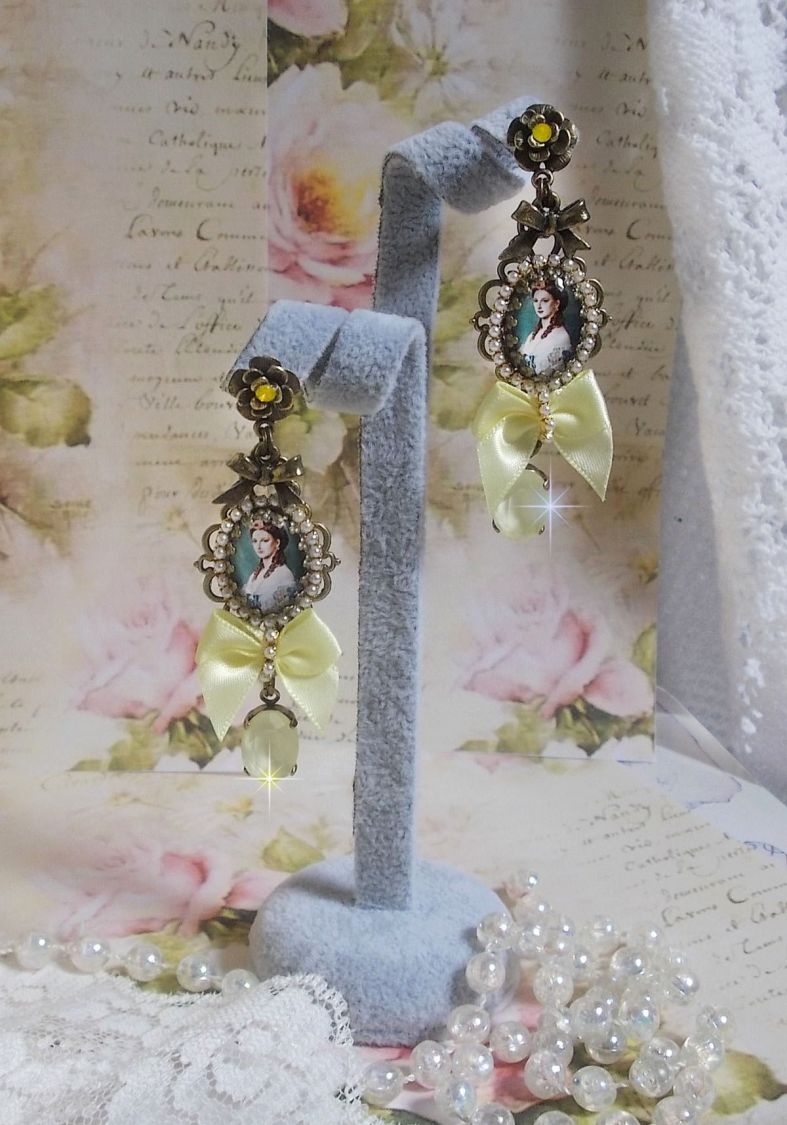 BO Princess look created with cabochons representing a lady princess, crystals, glass beads, bronze accessories and yellow satin bows