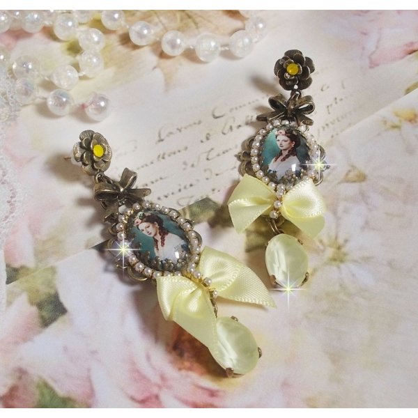 BO Princess look created with cabochons representing a lady princess, crystals, glass beads, bronze accessories and yellow satin bows
