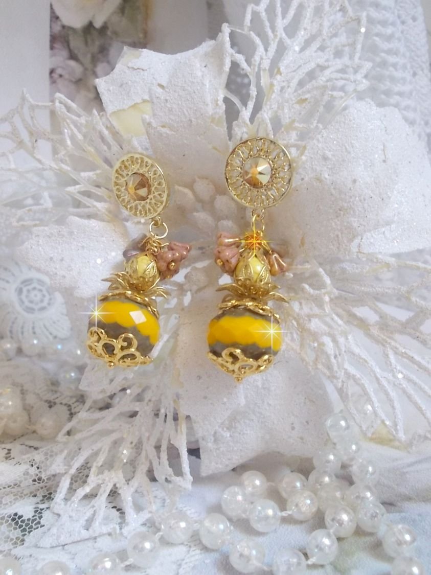 BO Lumière Opale Jaune avec des perles potirons jaunes à laquelle s’ajoute des fleurs, cabochons en cristal, coupelles et perles rondes. Montés sur clous d’oreilles en Métal. Un style moderne