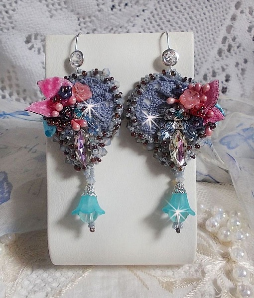 BO Mademoiselle Bluse Haute-Couture brod&eacute;es avec des Cristaux de Swarovski, des fleurs en verre de Boh&egrave;me, de la dentelle Grise et des rocailles