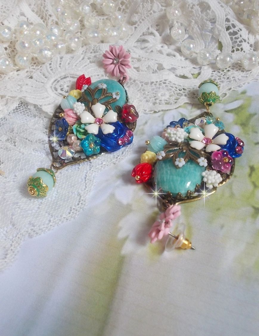 BO Majestueuses sur des estampes gouttes avec des cabochons aux fleurs vert, or, jaune, rouge, ivoire, cristal, rose et blanc. Les cristaux accompagnent l’ensemble des cabochons et perles en Amazonite