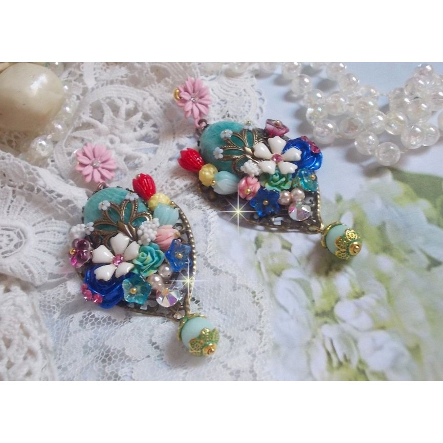 BO Majestueuses sur des estampes gouttes avec des cabochons aux fleurs vert, or, jaune, rouge, ivoire, cristal, rose et blanc. Les cristaux accompagnent l’ensemble des cabochons et perles en Amazonite