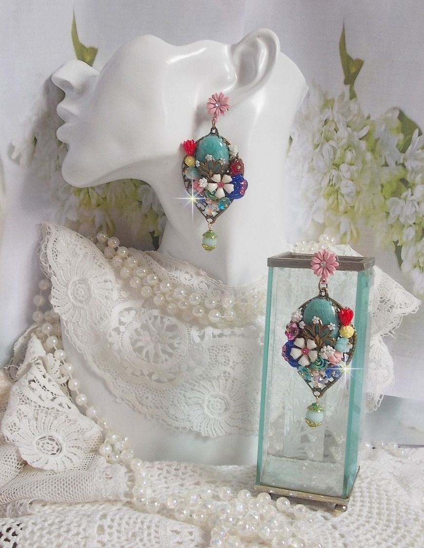 BO Majestueuses sur des estampes gouttes avec des cabochons aux fleurs vert, or, jaune, rouge, ivoire, cristal, rose et blanc. Les cristaux accompagnent l’ensemble des cabochons et perles en Amazonite