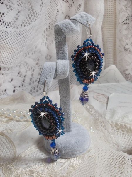 BO Maldives embroidered with glittering resin cabochons, round pearly Swarovski beads and Miyuki seed beads