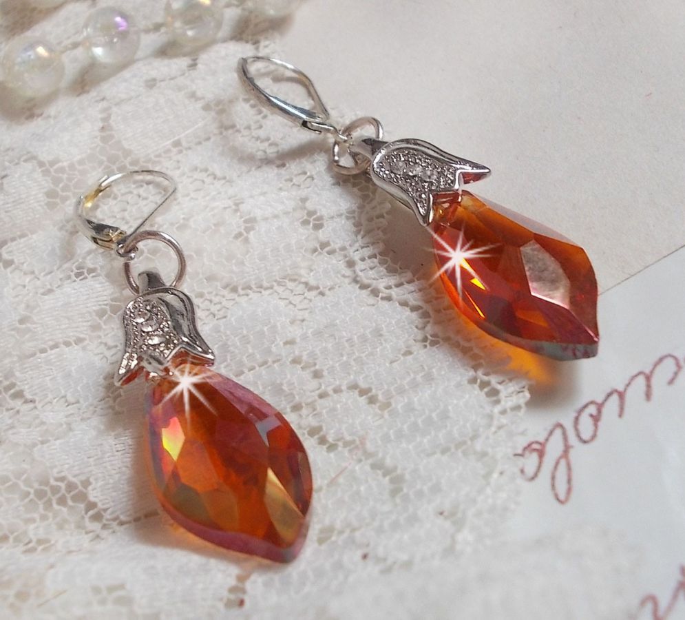 BO Merveilles Red Topaz avec des gouttes facettées et des bélières gaufrées de petit strass