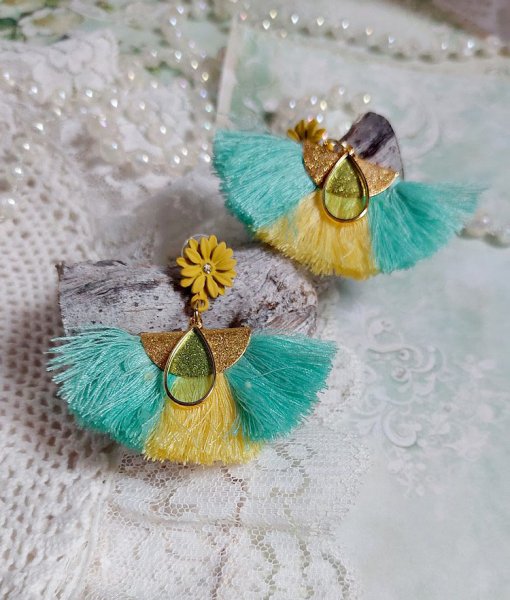 BO Mint and Yellow mont&eacute;es avec des pompons, pince demi-lune, gouttes r&eacute;sine et puces m&eacute;tal