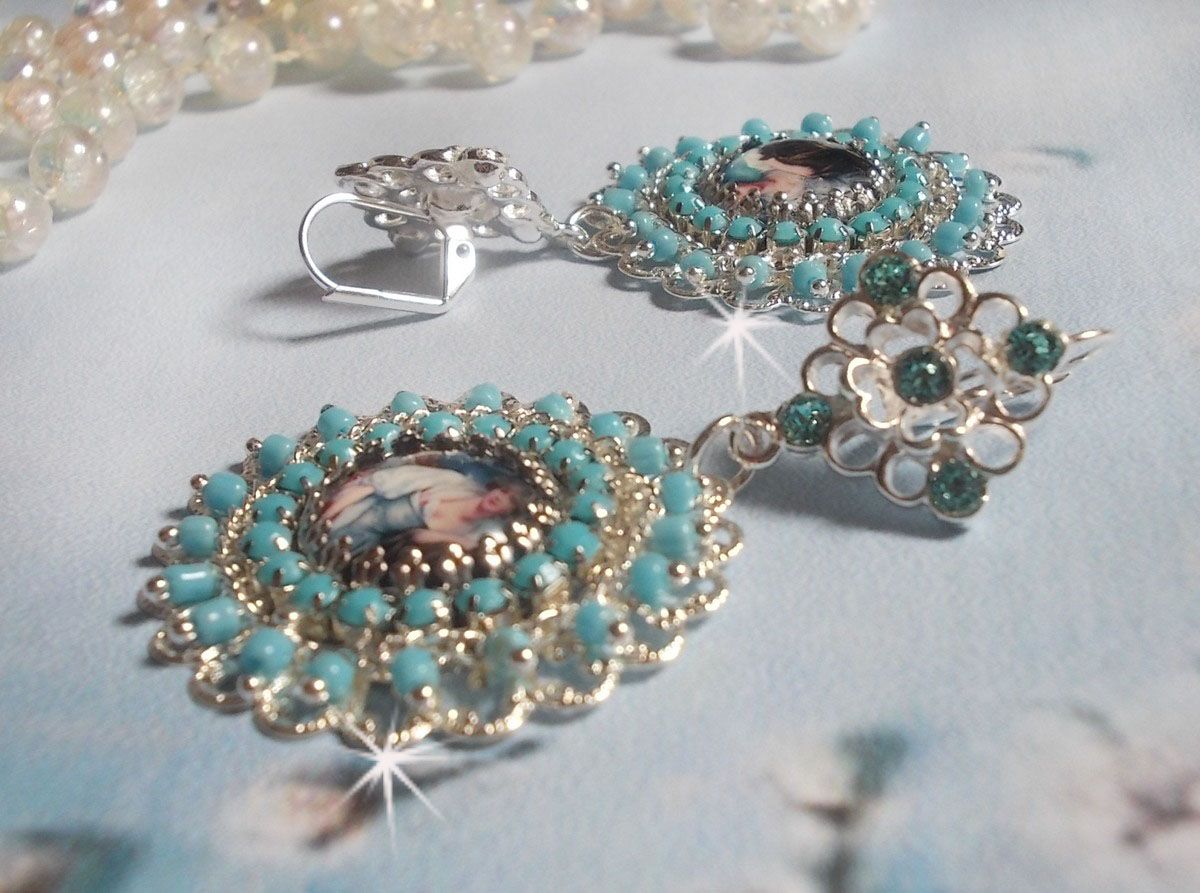 BO Moment de Détente created with Vintage Ladies magnifying glass cabochons, Swarovski crystals, stamps and glass beads