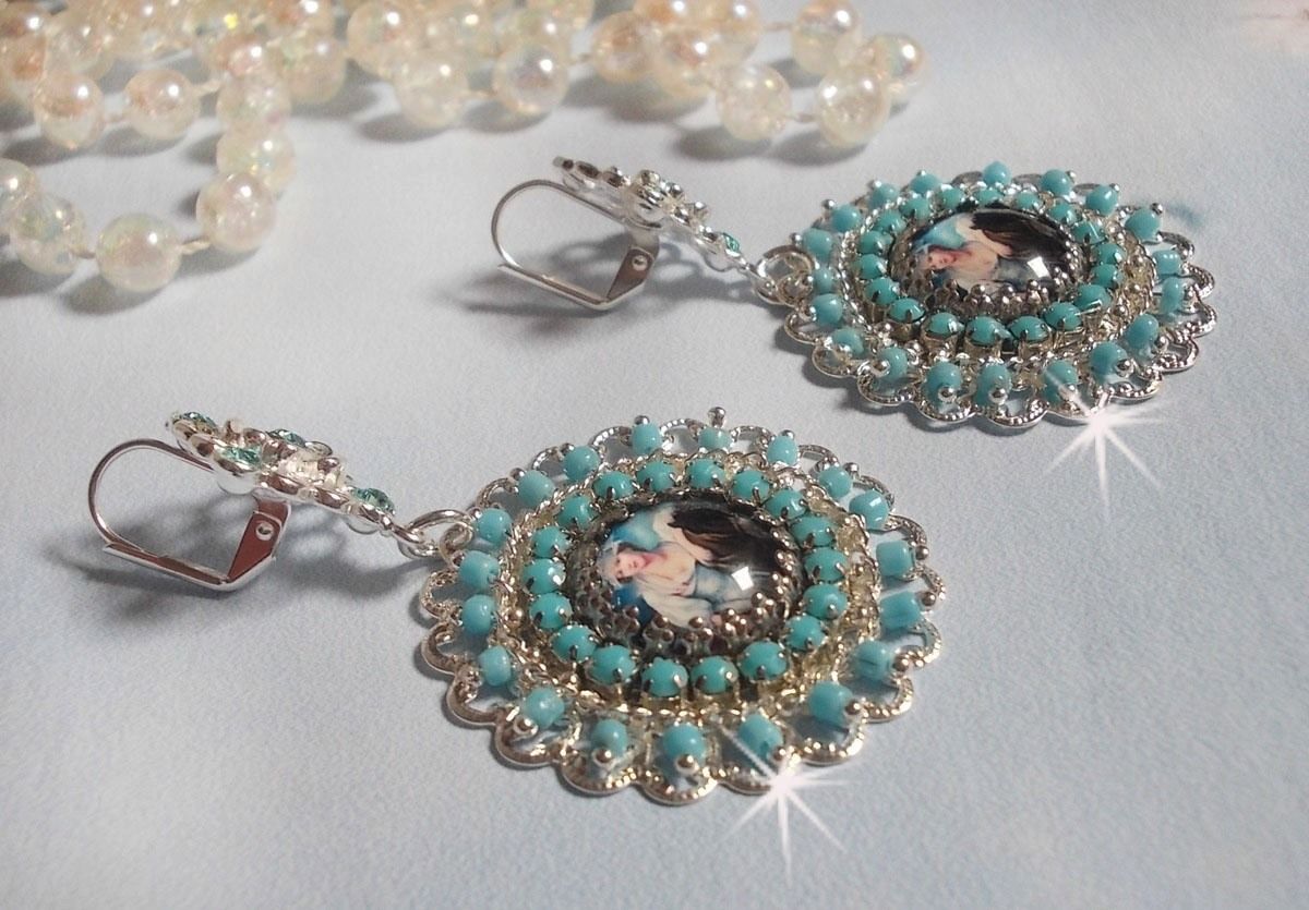 BO Moment de Détente created with Vintage Ladies magnifying glass cabochons, Swarovski crystals, stamps and glass beads