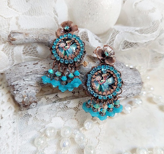 BO Monde des F&eacute;es cr&eacute;&eacute;es avec cabochon verre, estampes laiton et perles Cristal Swarovski