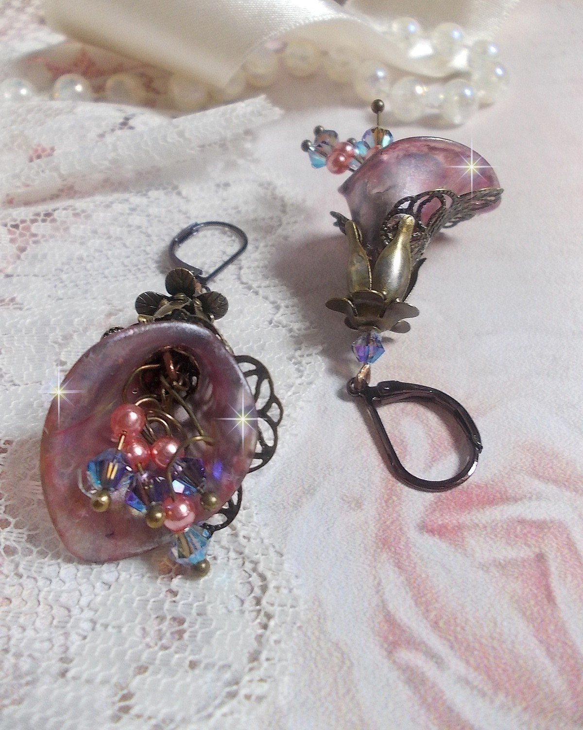 BO  Myst&egrave;res d&rsquo;Hollywood mont&eacute;es avec fleurs Arums peintes &agrave; la main, fleurs, calottes, couronnes, toupies, perles en verre et dormeuses chocolat