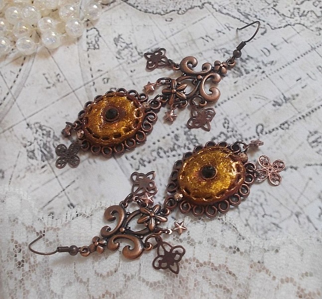 BO Myst&egrave;res d'Ars&egrave;ne created with charms of different shapes, medallions pendants, patinated porcelain patterns and Swarovski crystals