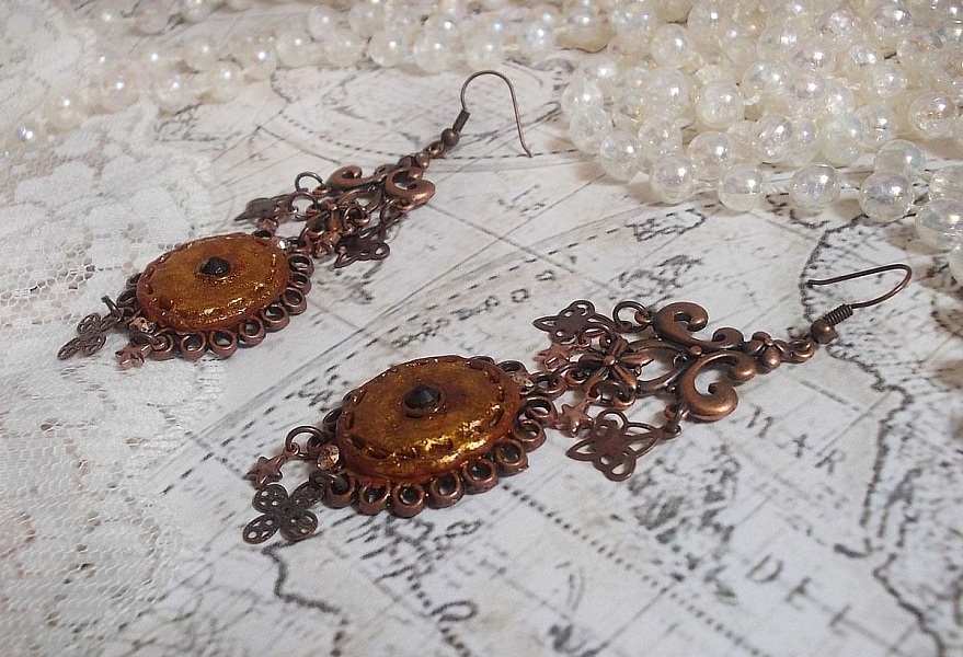 BO Myst&egrave;res d'Ars&egrave;ne created with charms of different shapes, medallions pendants, patinated porcelain patterns and Swarovski crystals