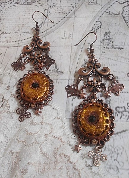 BO Myst&egrave;res d'Ars&egrave;ne created with charms of different shapes, medallions pendants, patinated porcelain patterns and Swarovski crystals