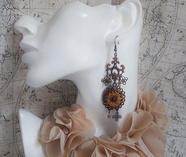 BO Myst&egrave;res d'Ars&egrave;ne created with charms of different shapes, medallions pendants, patinated porcelain patterns and Swarovski crystals