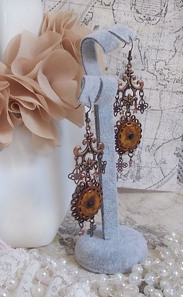 BO Myst&egrave;res d'Ars&egrave;ne created with charms of different shapes, medallions pendants, patinated porcelain patterns and Swarovski crystals