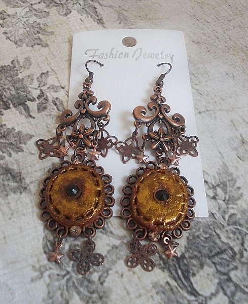 BO Myst&egrave;res d'Ars&egrave;ne created with charms of different shapes, medallions pendants, patinated porcelain patterns and Swarovski crystals