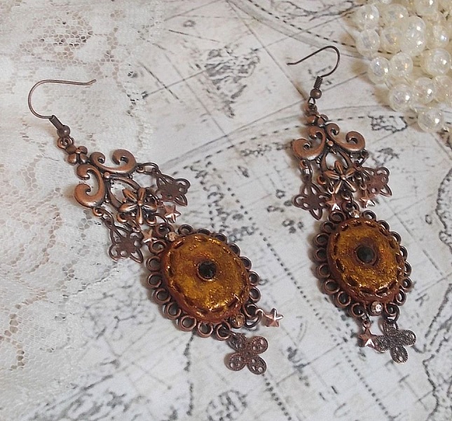 BO Myst&egrave;res d'Ars&egrave;ne created with charms of different shapes, medallions pendants, patinated porcelain patterns and Swarovski crystals