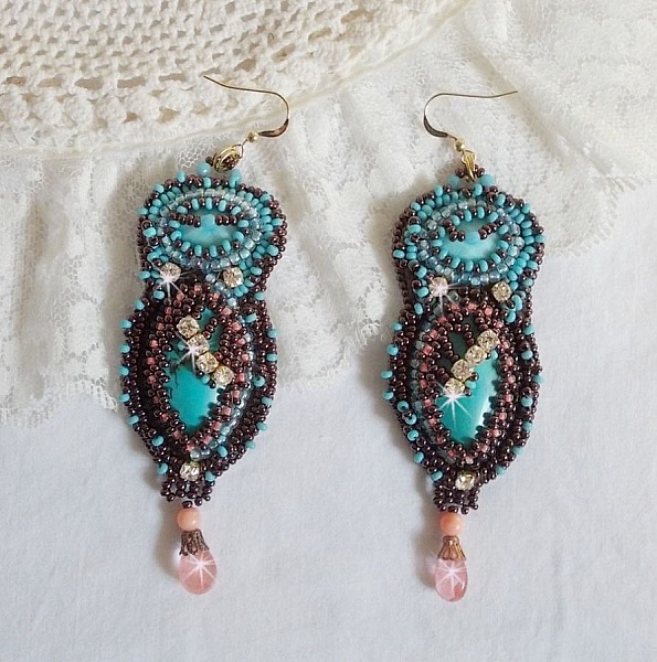 BO Na&Icirc;ade avec des cabochons en turquoise, des strass, des rocailles et du cuir vachette Camel
