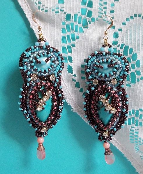 BO Na&Icirc;ade avec des cabochons en turquoise, des strass, des rocailles et du cuir vachette Camel