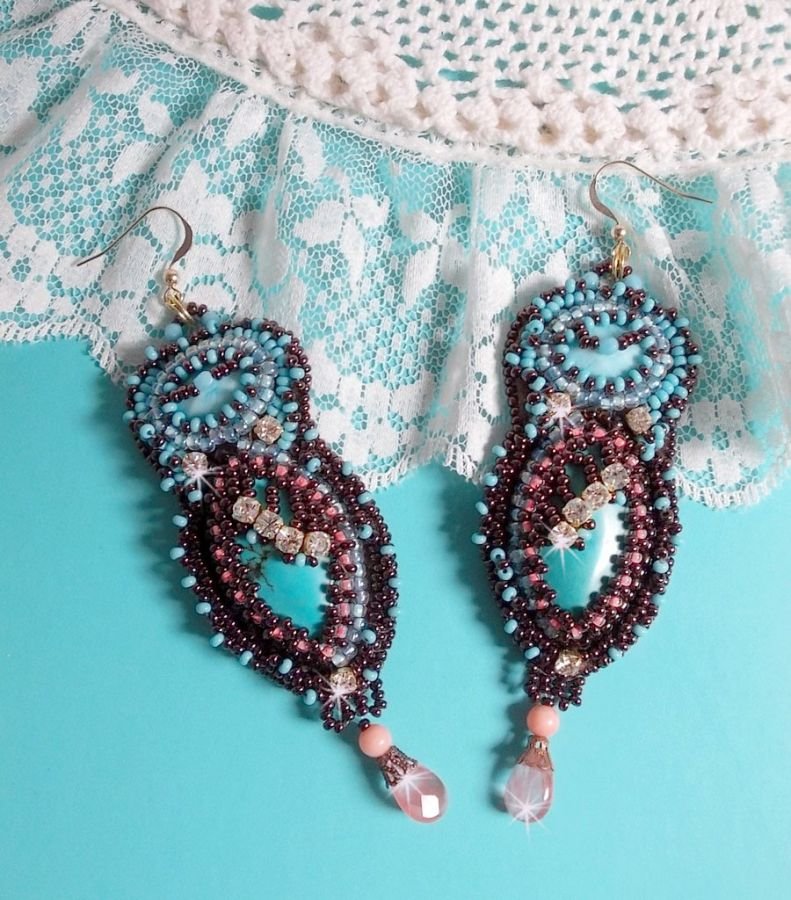 BO NaÎade avec des cabochons en turquoise, des strass, des rocailles et du cuir vachette Camel