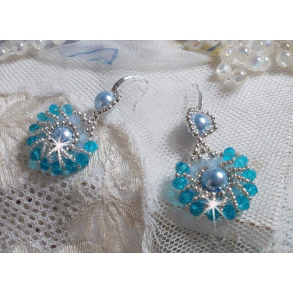 BO Ode Blue and Silver created with pearly round beads, flattened facets and silver seed beads.