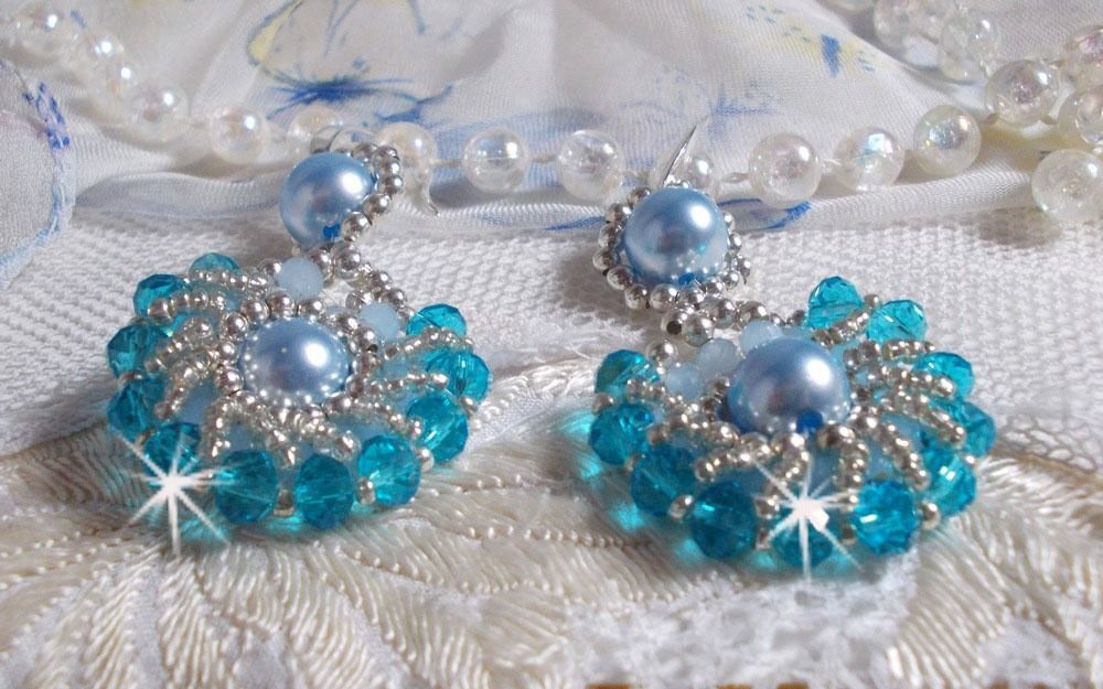 BO Ode Blue and Silver created with pearly round beads, flattened facets and silver seed beads.