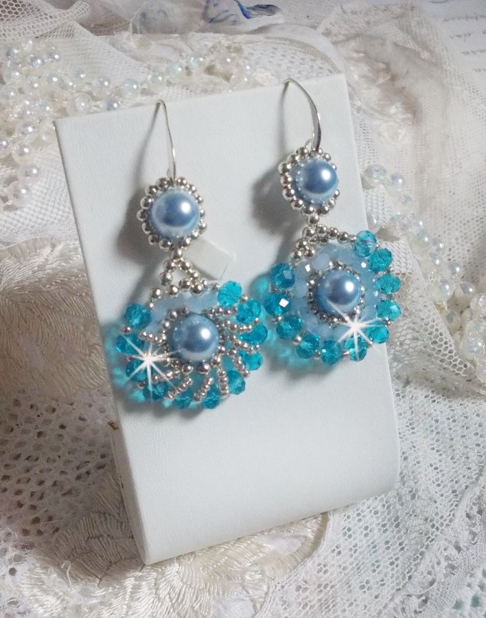 BO Ode Blue and Silver created with pearly round beads, flattened facets and silver seed beads.